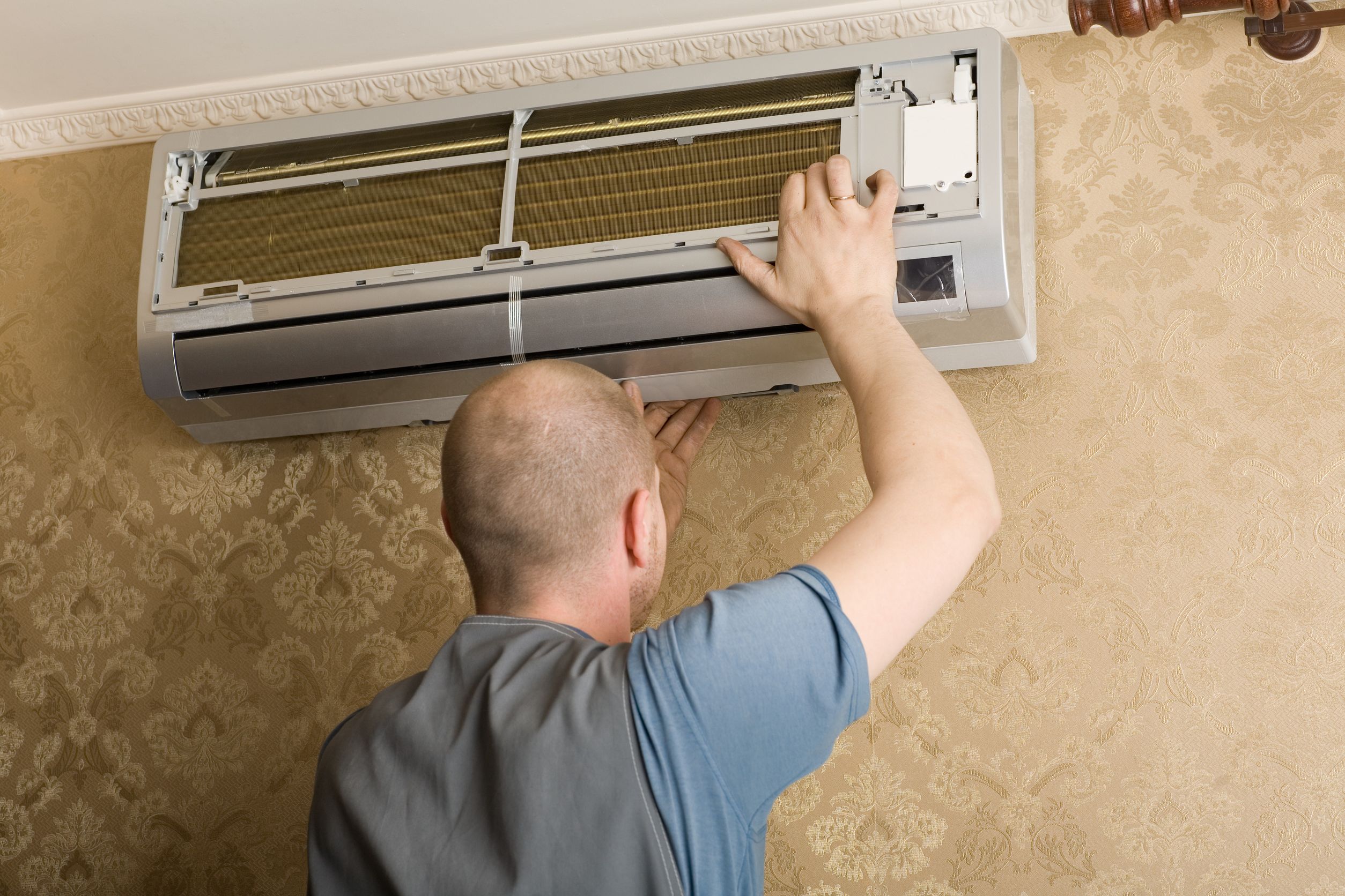 Why You Need a Professional for Your Emergency AC Repair in Chicago